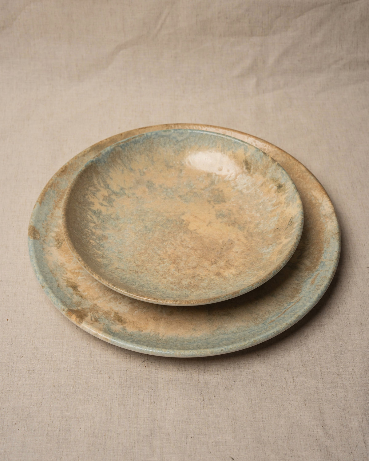 Aurelia porcelain plates fanned, bronze-toned finish
