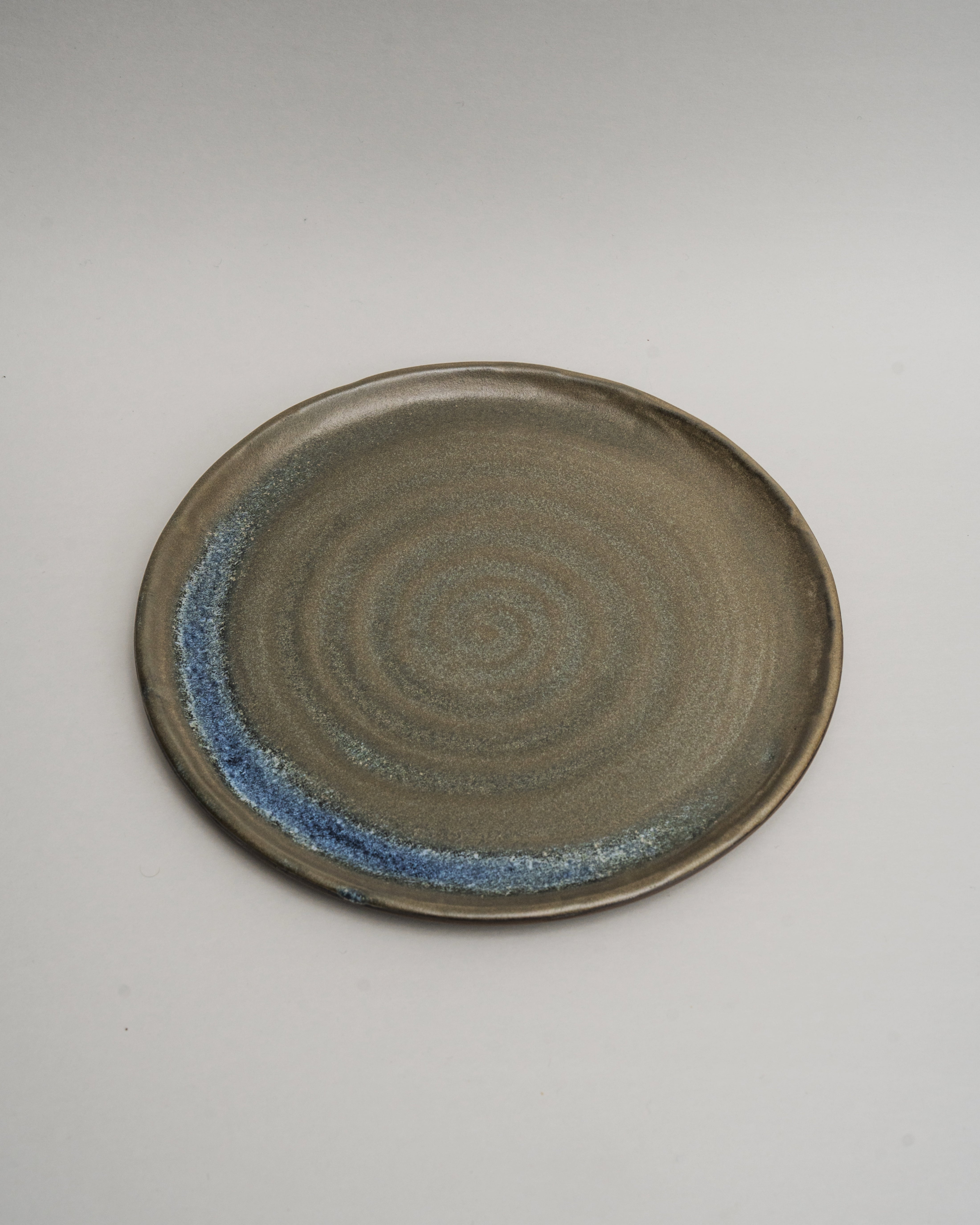 Lagoon porcelain dinner plate, stone-toned glaze with blue rim, 10.2 inch