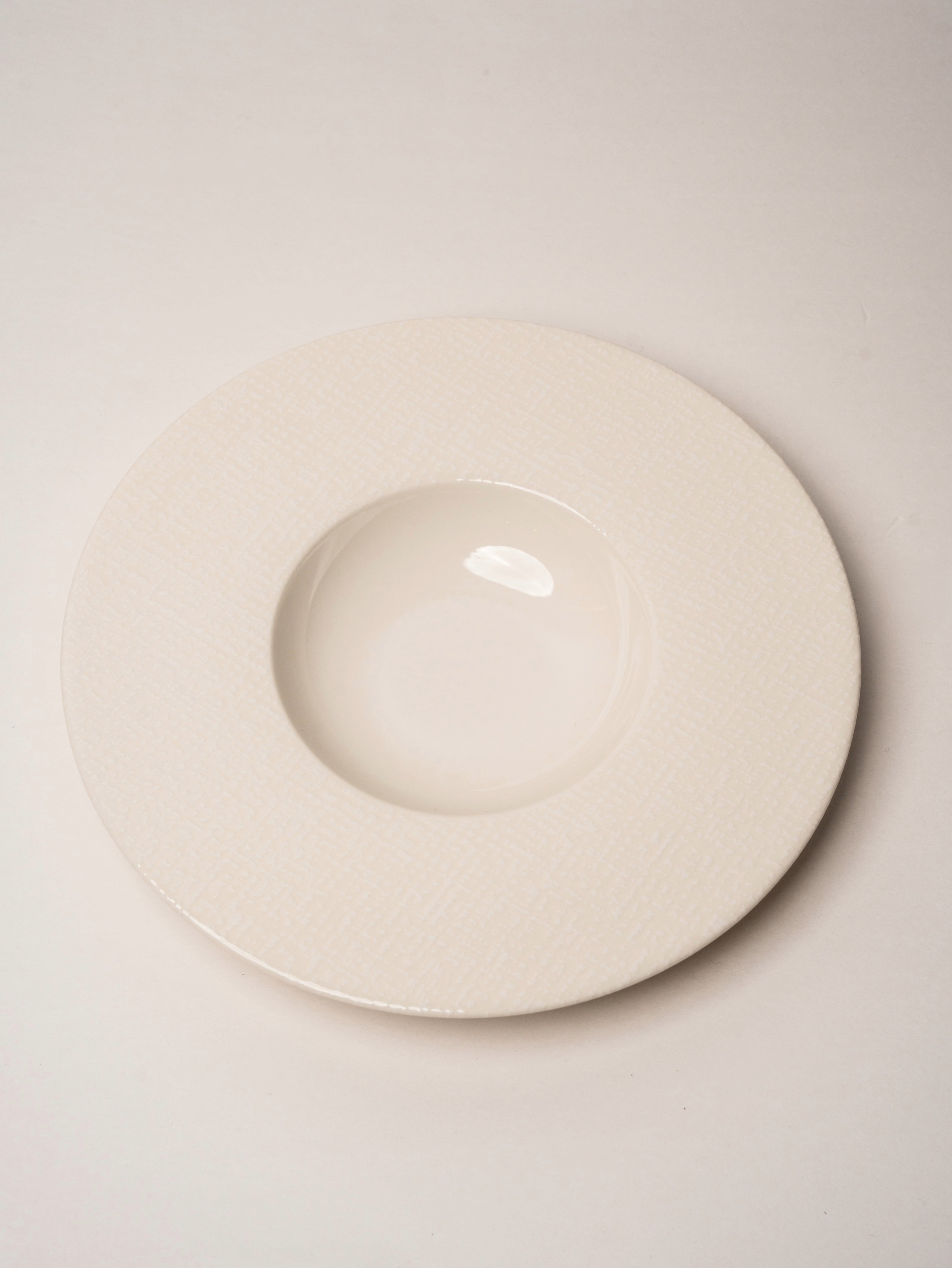 Serene porcelain banquet plate, matte white finish, 11.8 inch